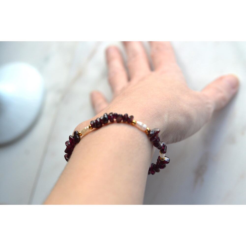 Vintage Garnet Chip & Freshwater Pearl Bracelet with Gold Tone Accents